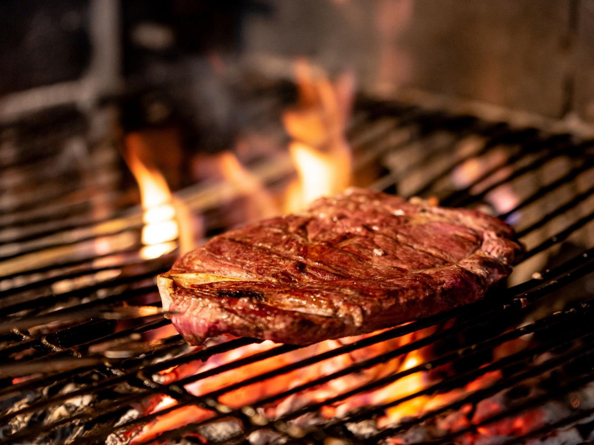 Do You Close the Lid When Cooking Steak