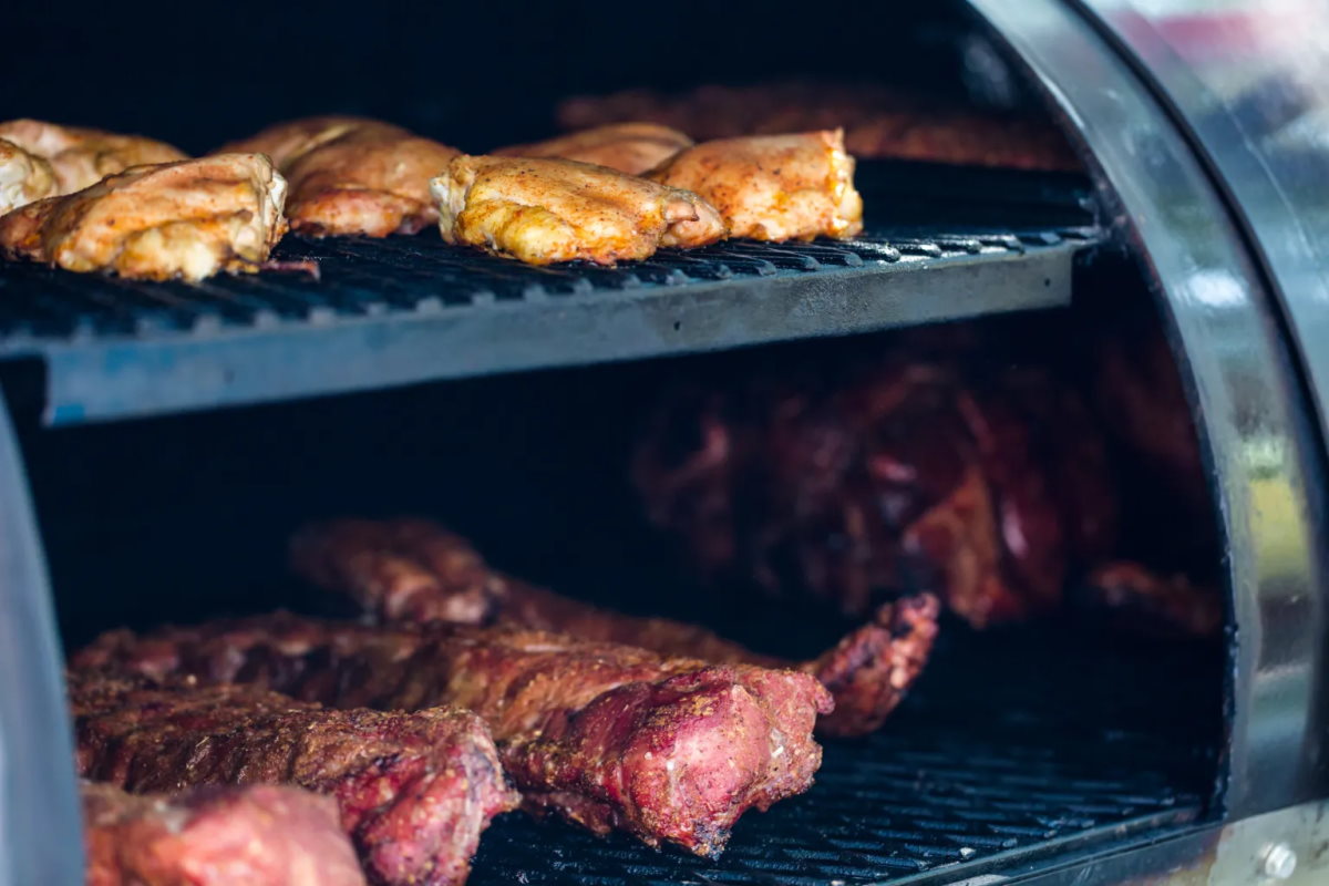 how to use a charcoal smoker
