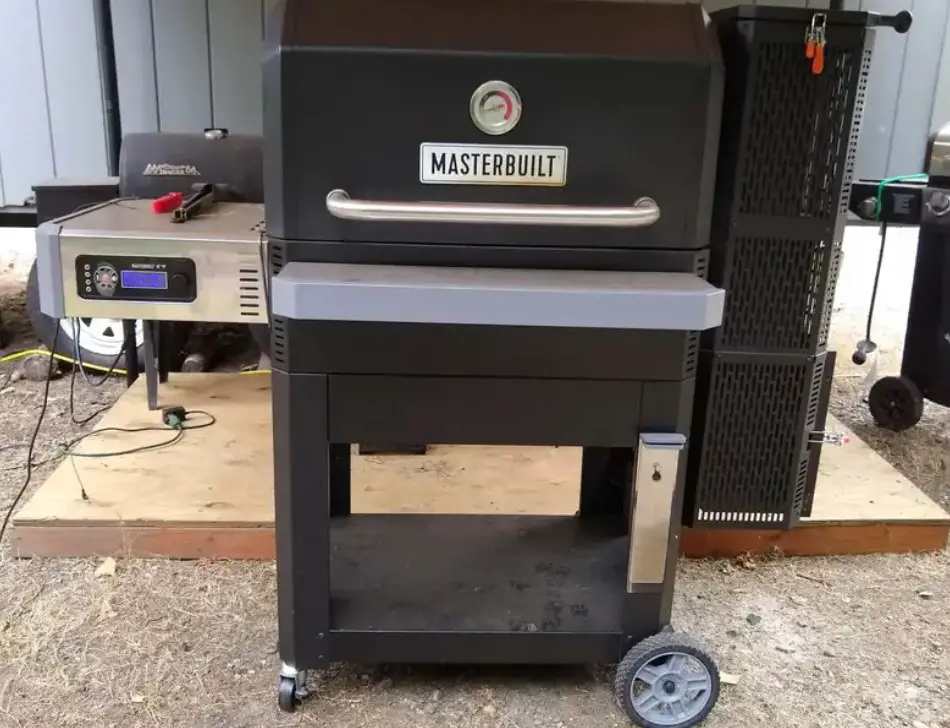 A Masterbuilt charcoal smoker from the Gravity Series is being reviewed by Pioneer Smoke Houses.