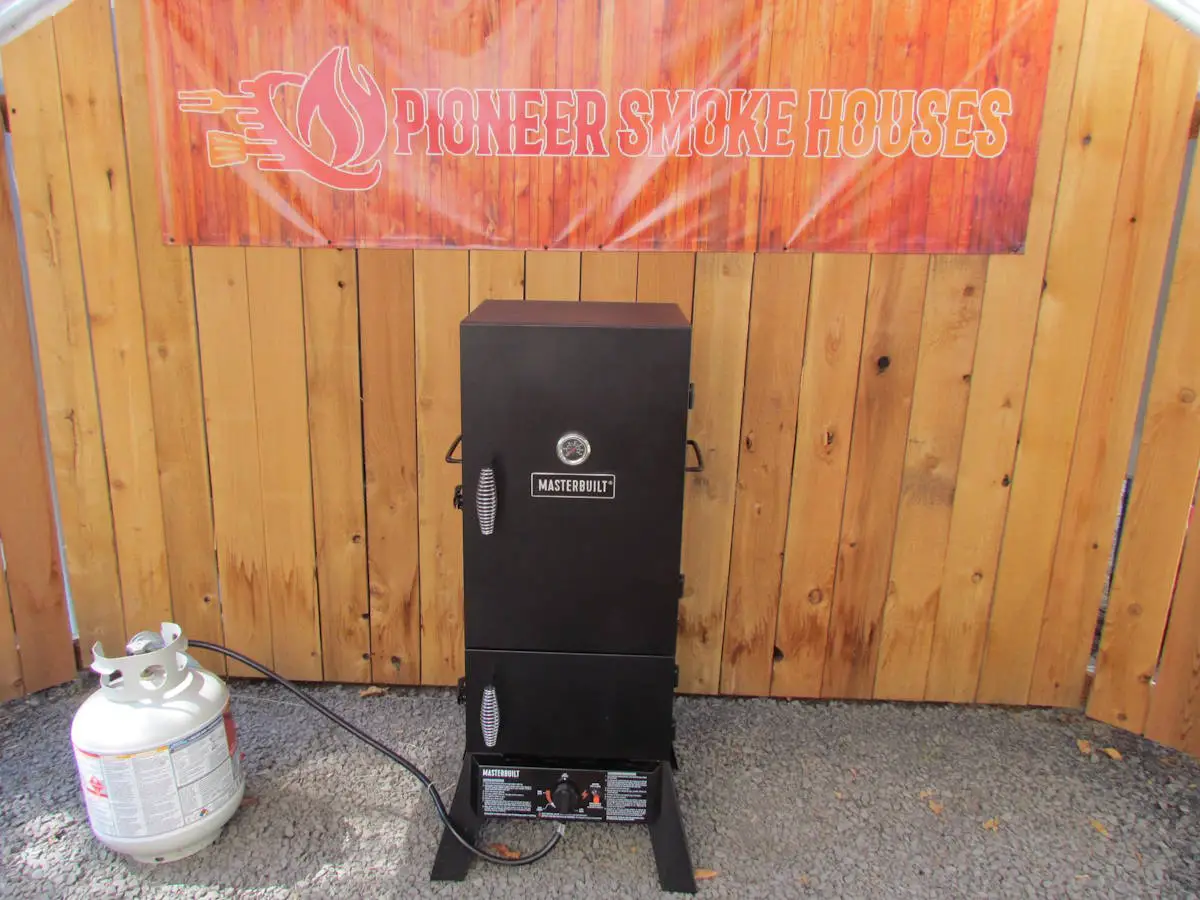 Let’s take a look at a Masterbuilt Propane Smoker’s features